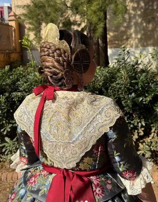 Inicio 5 Pañuelos, manteletas, peinetas